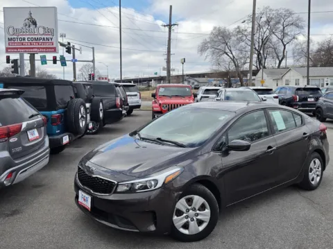 Brown 2017 Kia Forte LX for sale in Des Moines, IA