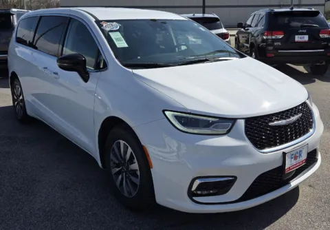 Photos of 2024 Chrysler Pacifica Hybrid Select for sale in Des Moines, IA at Capital City Motor Company