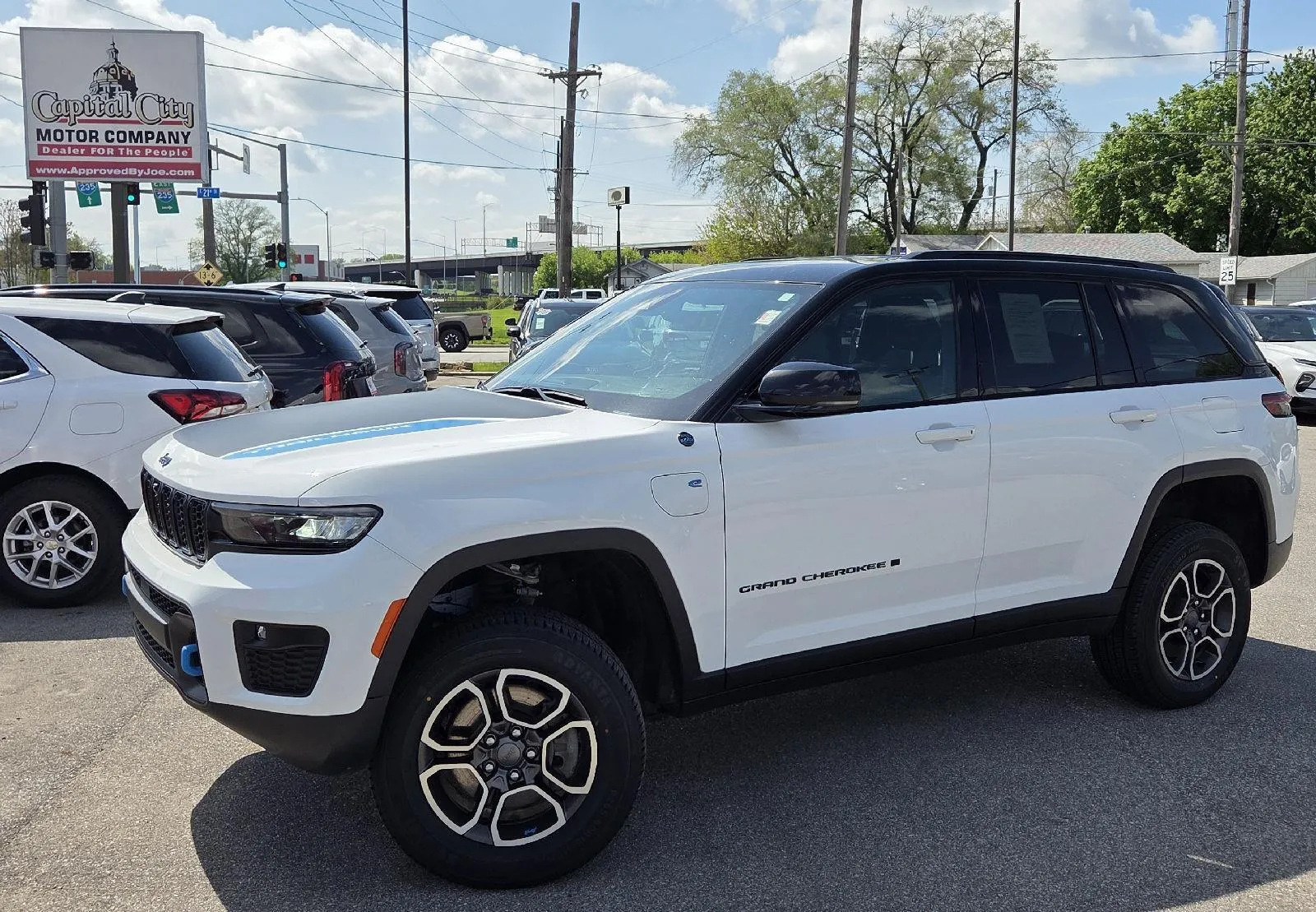 White 2022 Jeep Grand Cherokee 4xe Trailhawk for sale in Des Moines, IA