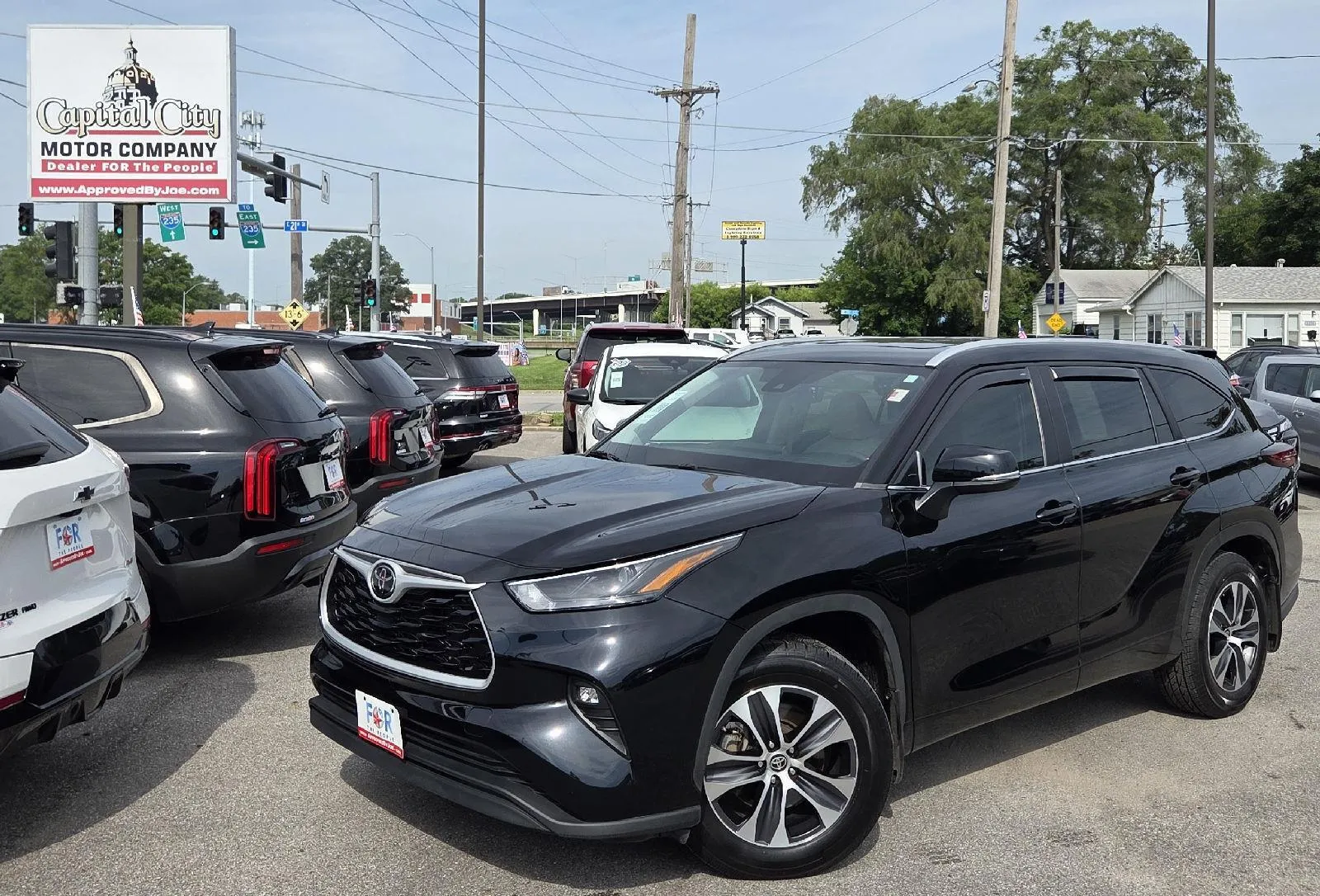 Black 2024 Toyota Highlander XLE for sale in Des Moines, IA
