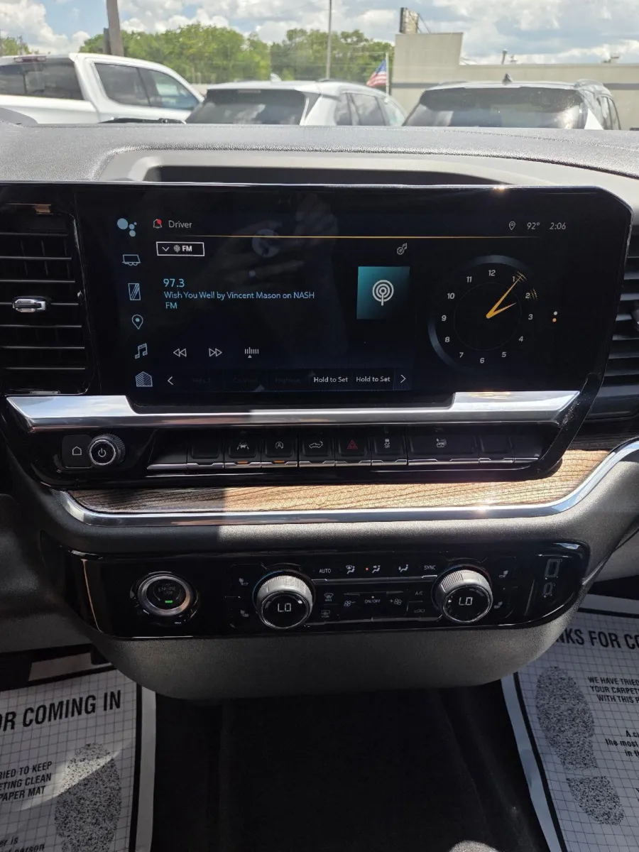 Chevrolet Silverado photo 24