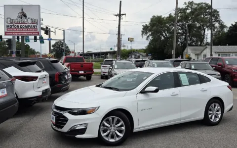 White 2022 Chevrolet Malibu LT for sale in Des Moines, IA