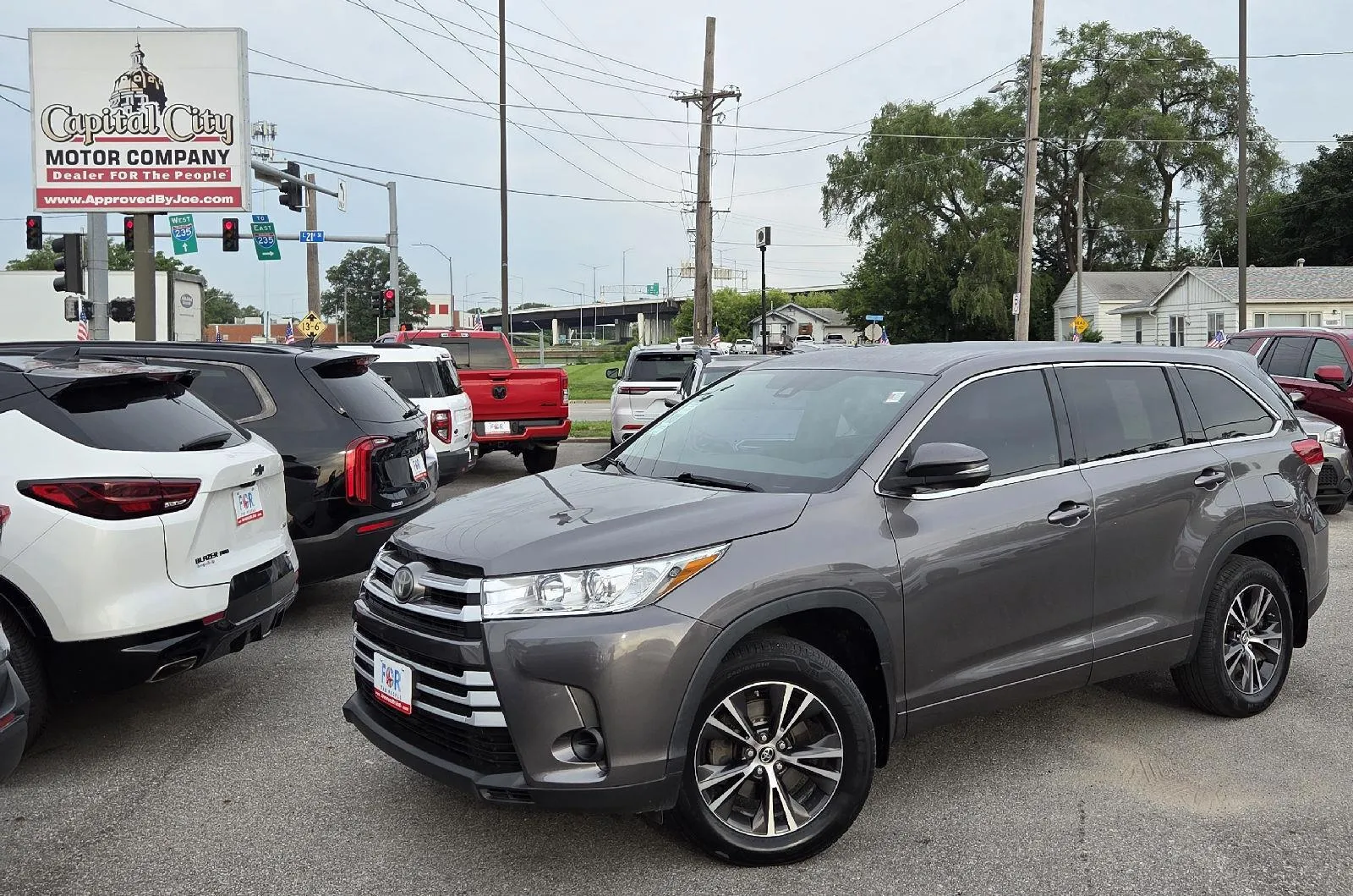 Gray 2018 Toyota Highlander LE for sale in Des Moines, IA