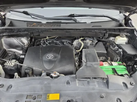More photos of 2018 Toyota Highlander LE at Capital City Motor Company, IA