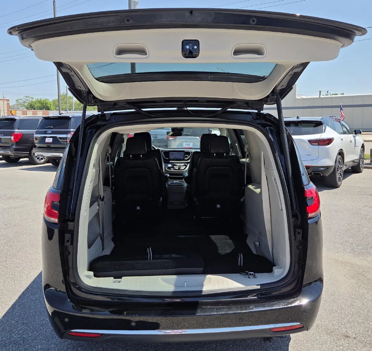 Chrysler Pacifica photo 14