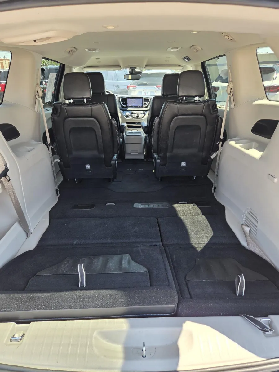 Chrysler Pacifica photo 16