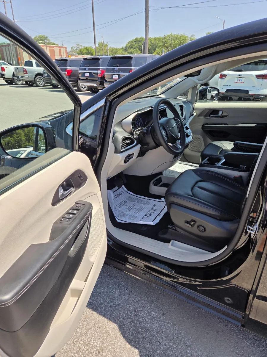 Chrysler Pacifica photo 18