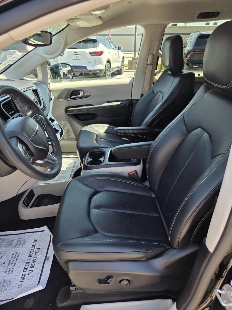Chrysler Pacifica photo 19