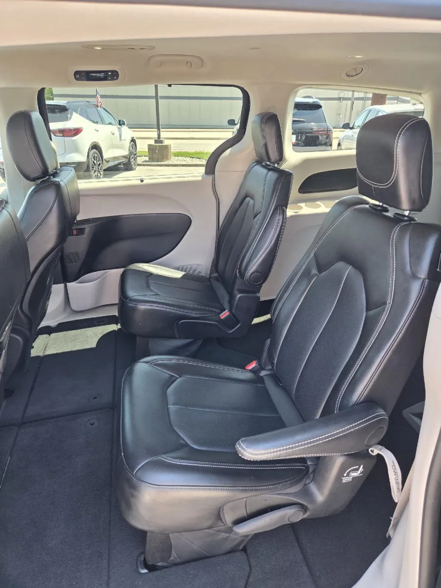 Chrysler Pacifica photo 20