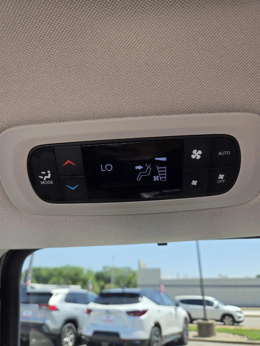 Chrysler Pacifica photo 21