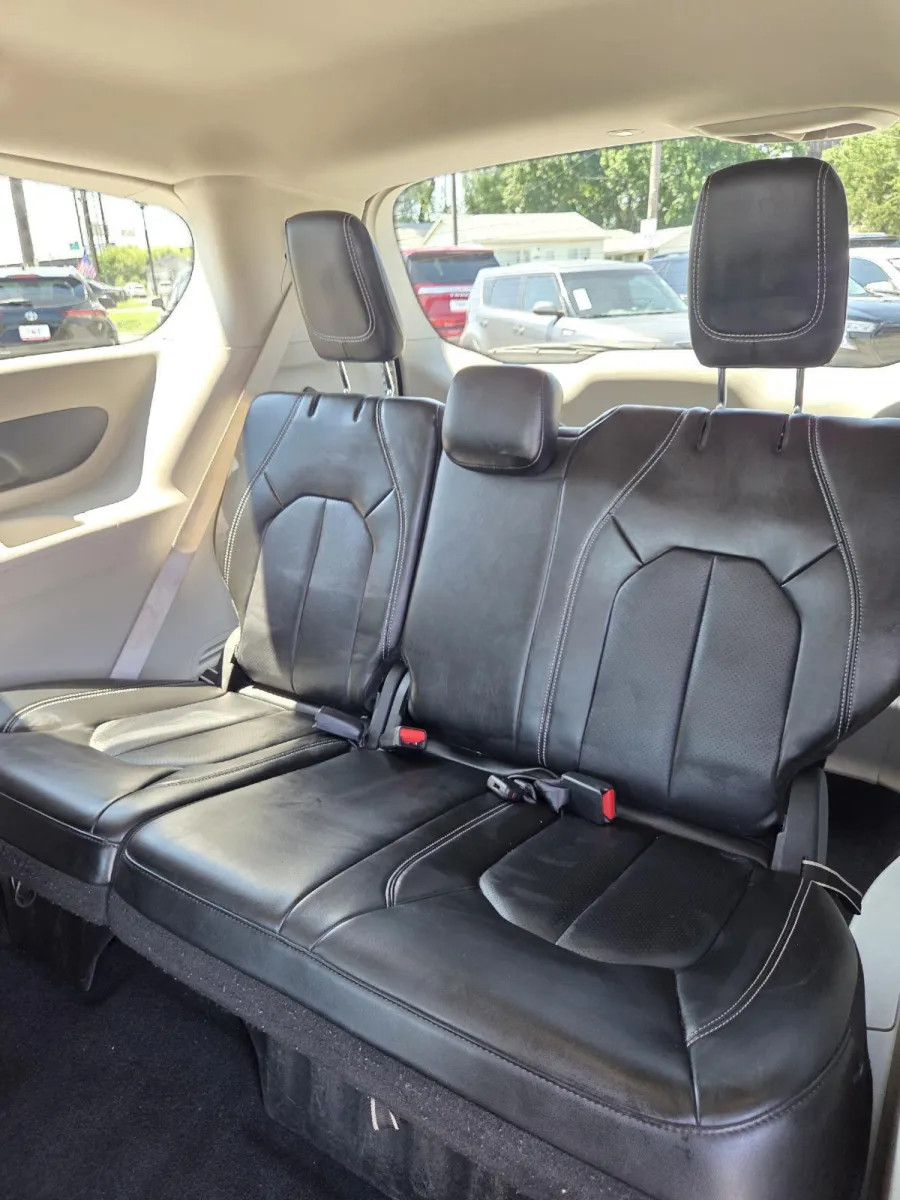 Chrysler Pacifica photo 23
