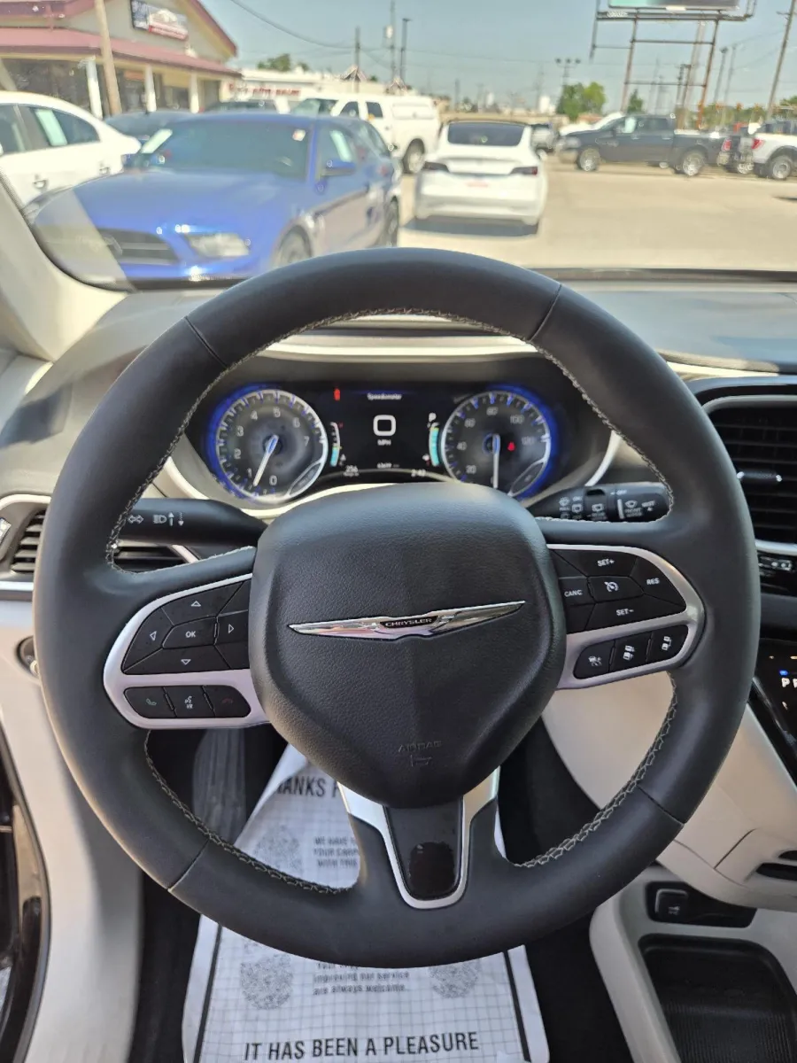 Chrysler Pacifica photo 25