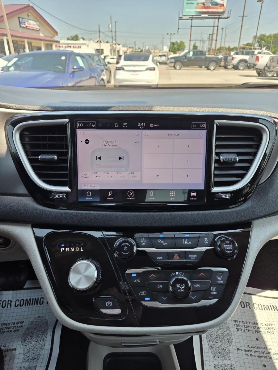 Chrysler Pacifica photo 27