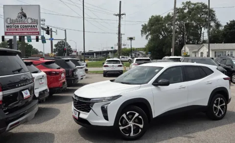 White 2025 Chevrolet Trax 1RS for sale in Des Moines, IA