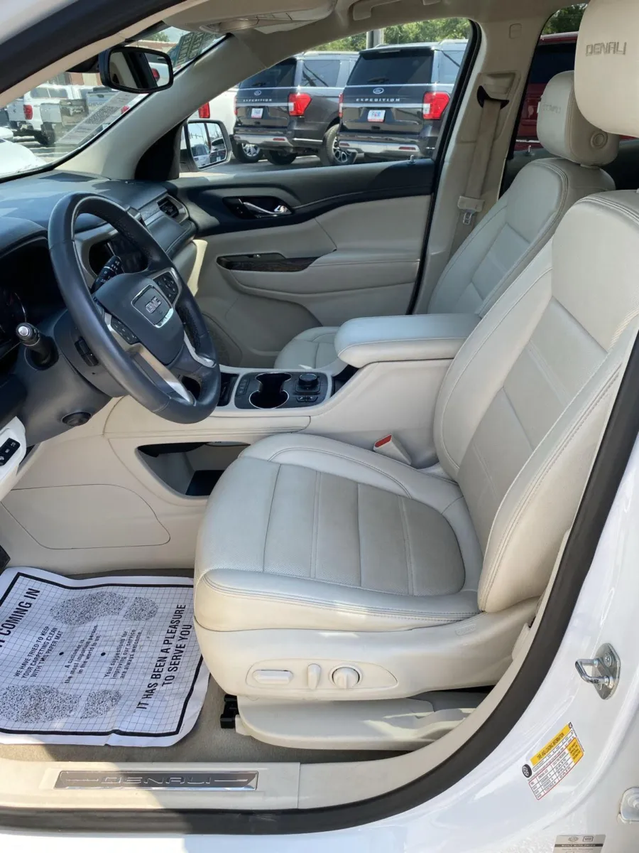 GMC Acadia photo 14