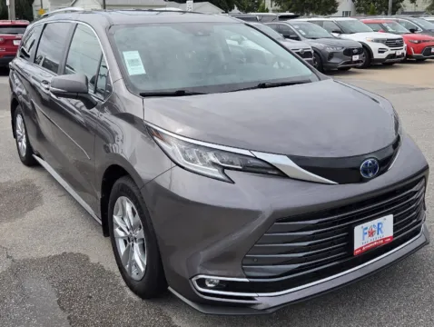 Photos of 2022 Toyota Sienna Limited 7-Passenger for sale in Des Moines, IA at Capital City Motor Company