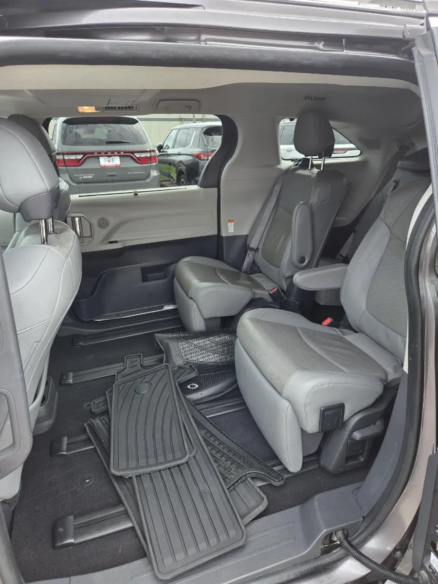 Toyota Sienna photo 15