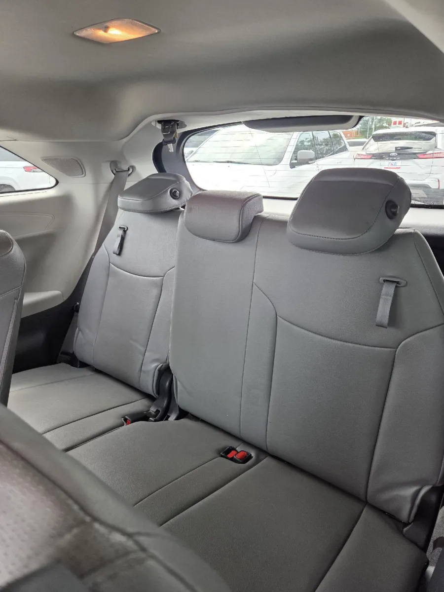 Toyota Sienna photo 18