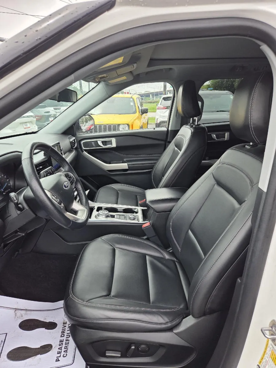 Ford Explorer photo 12