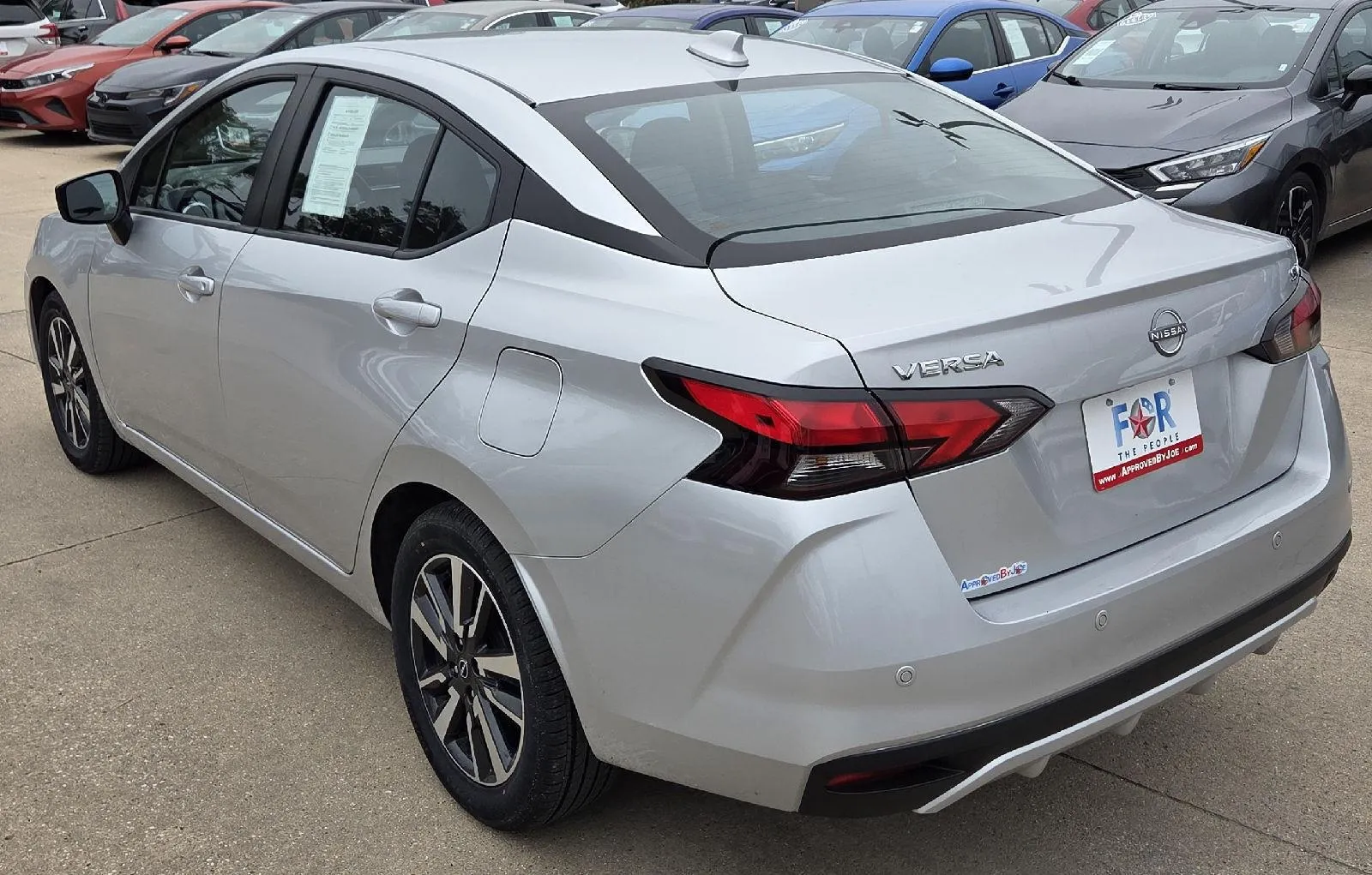 Nissan Versa photo 7