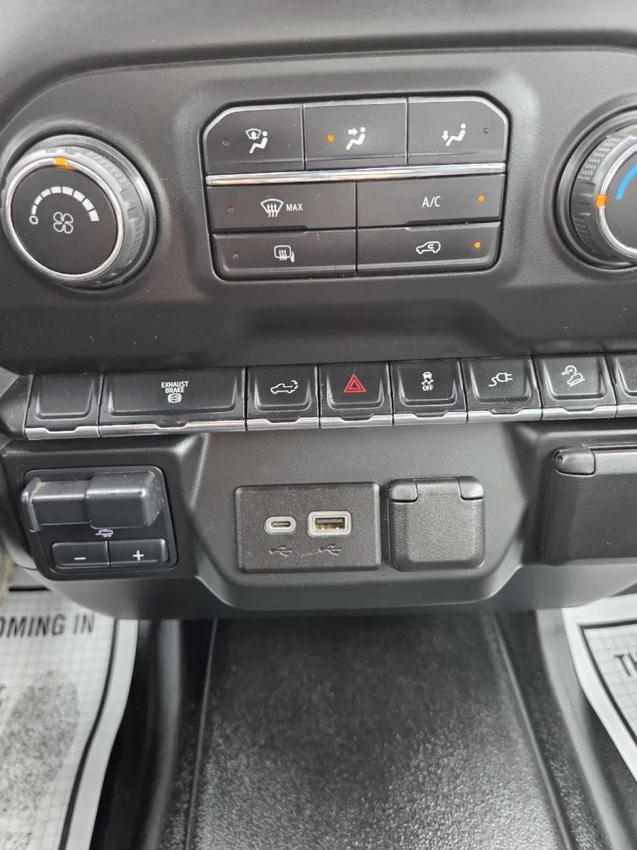 Chevrolet 3500HD photo 21