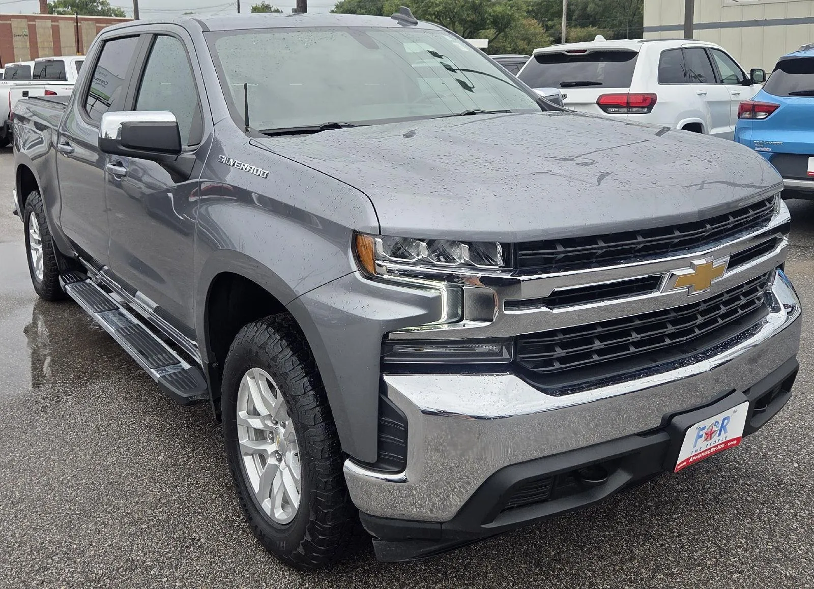 Chevrolet Silverado photo 2