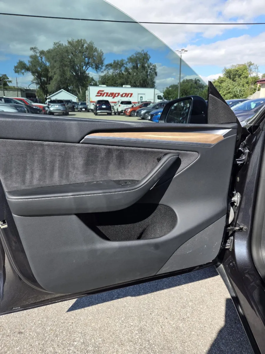 Tesla Model Y photo 15