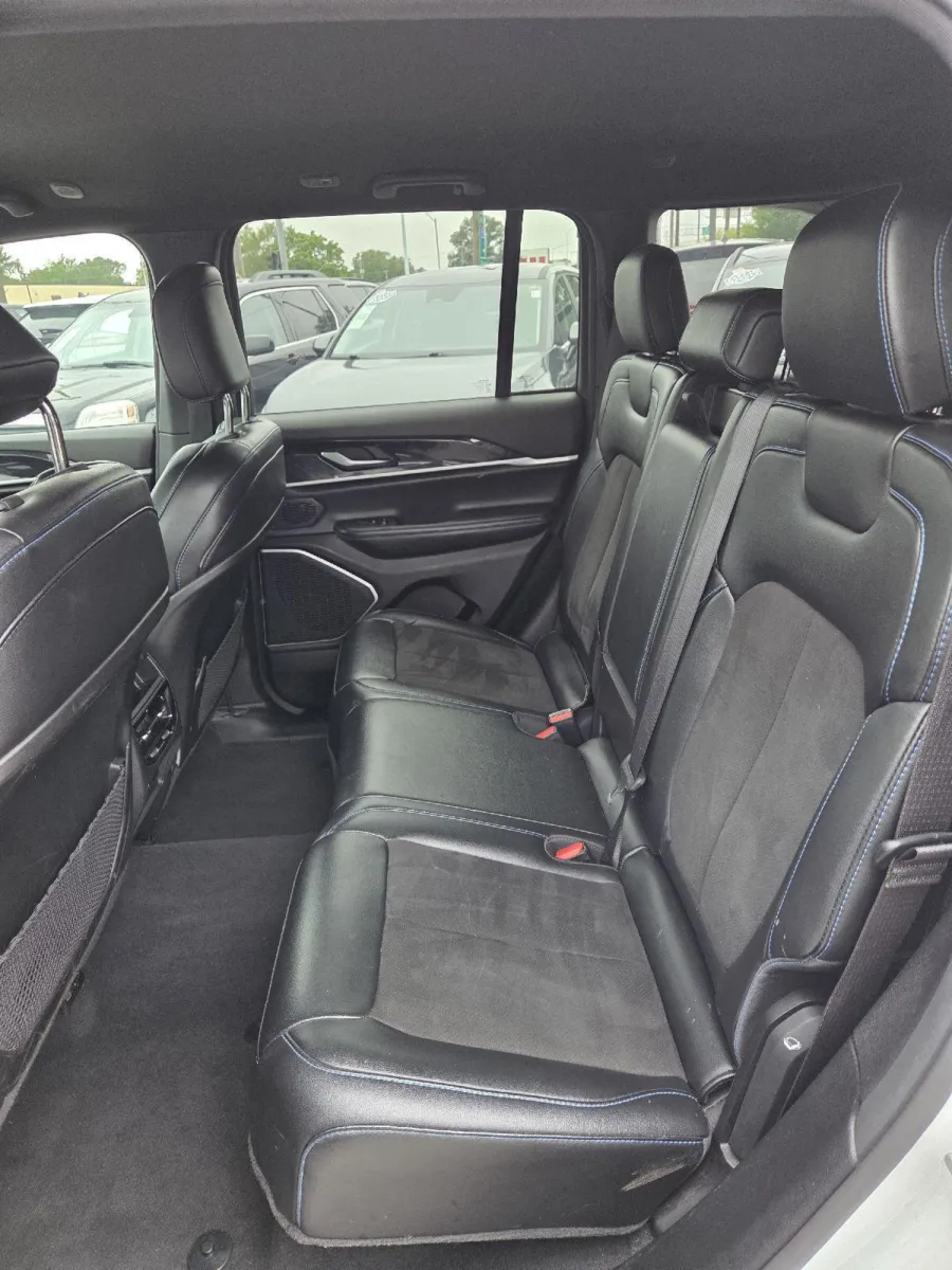 Jeep Grand Cherokee photo 16