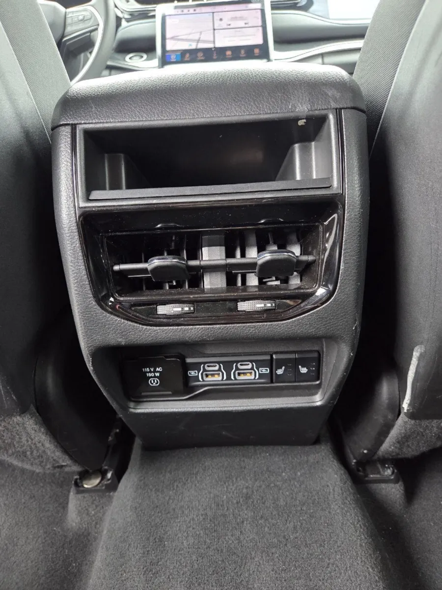 Jeep Grand Cherokee photo 17