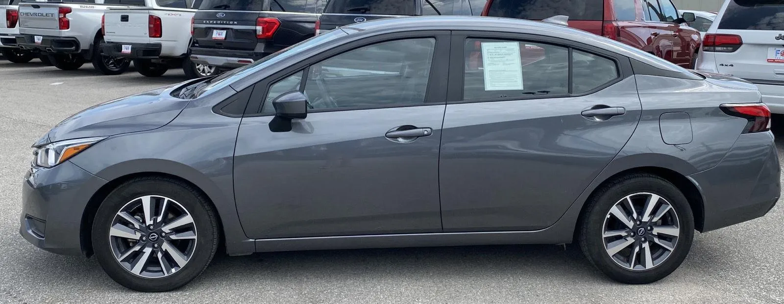 Nissan Versa photo 5