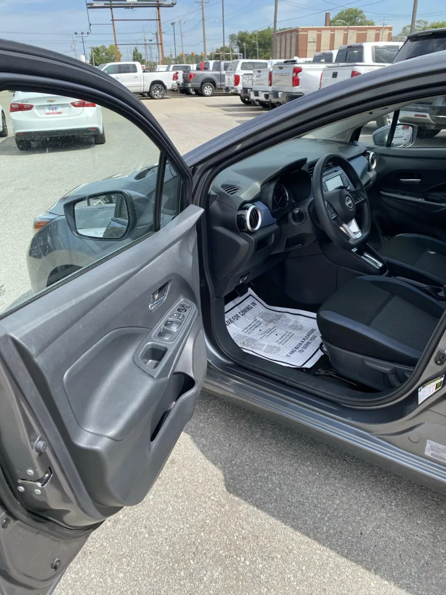 Nissan Versa photo 13