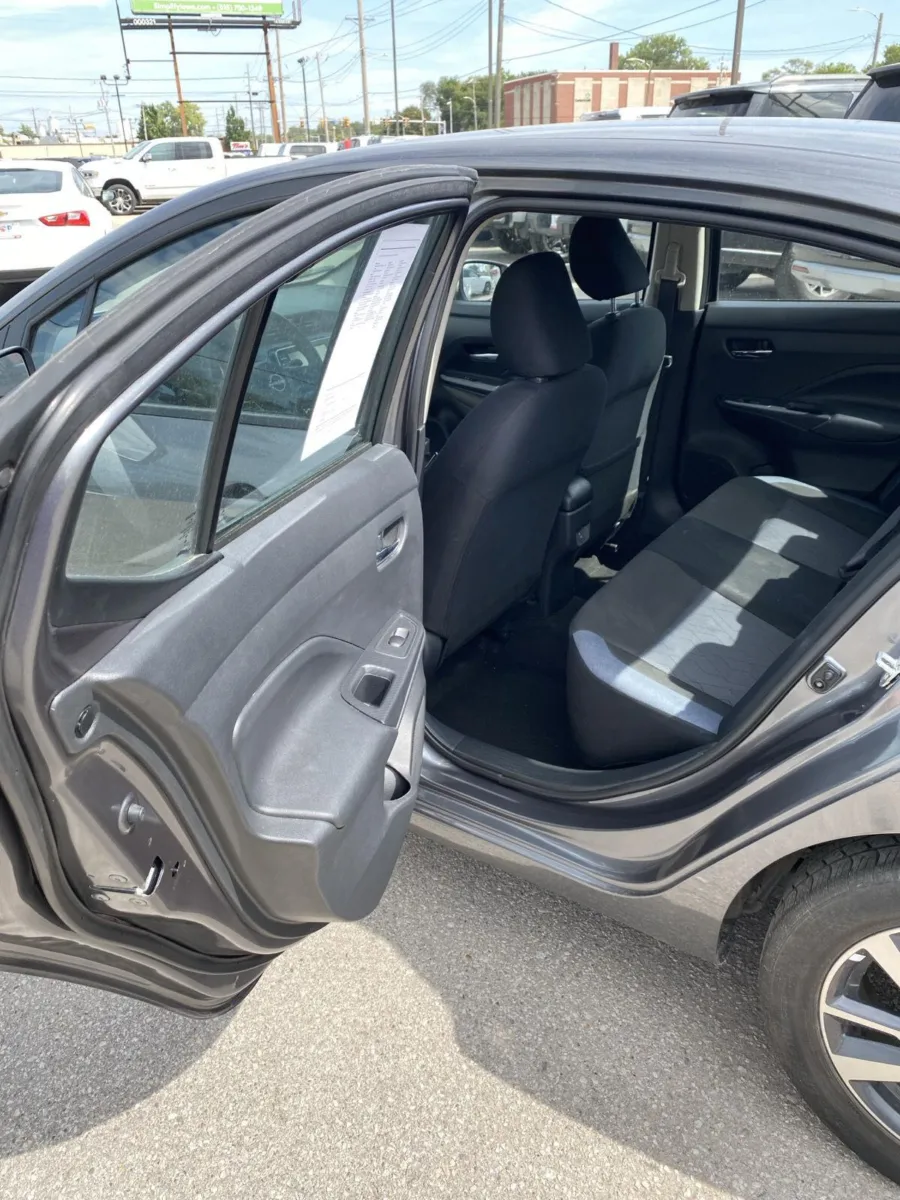 Nissan Versa photo 15