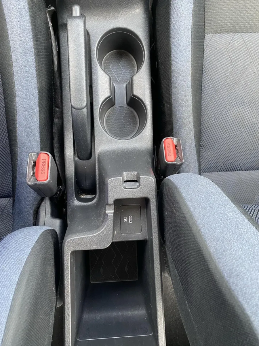 Nissan Versa photo 23