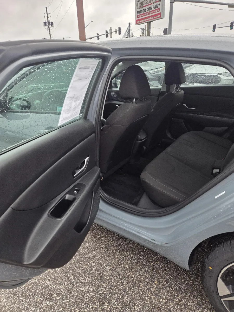 Hyundai Elantra photo 15