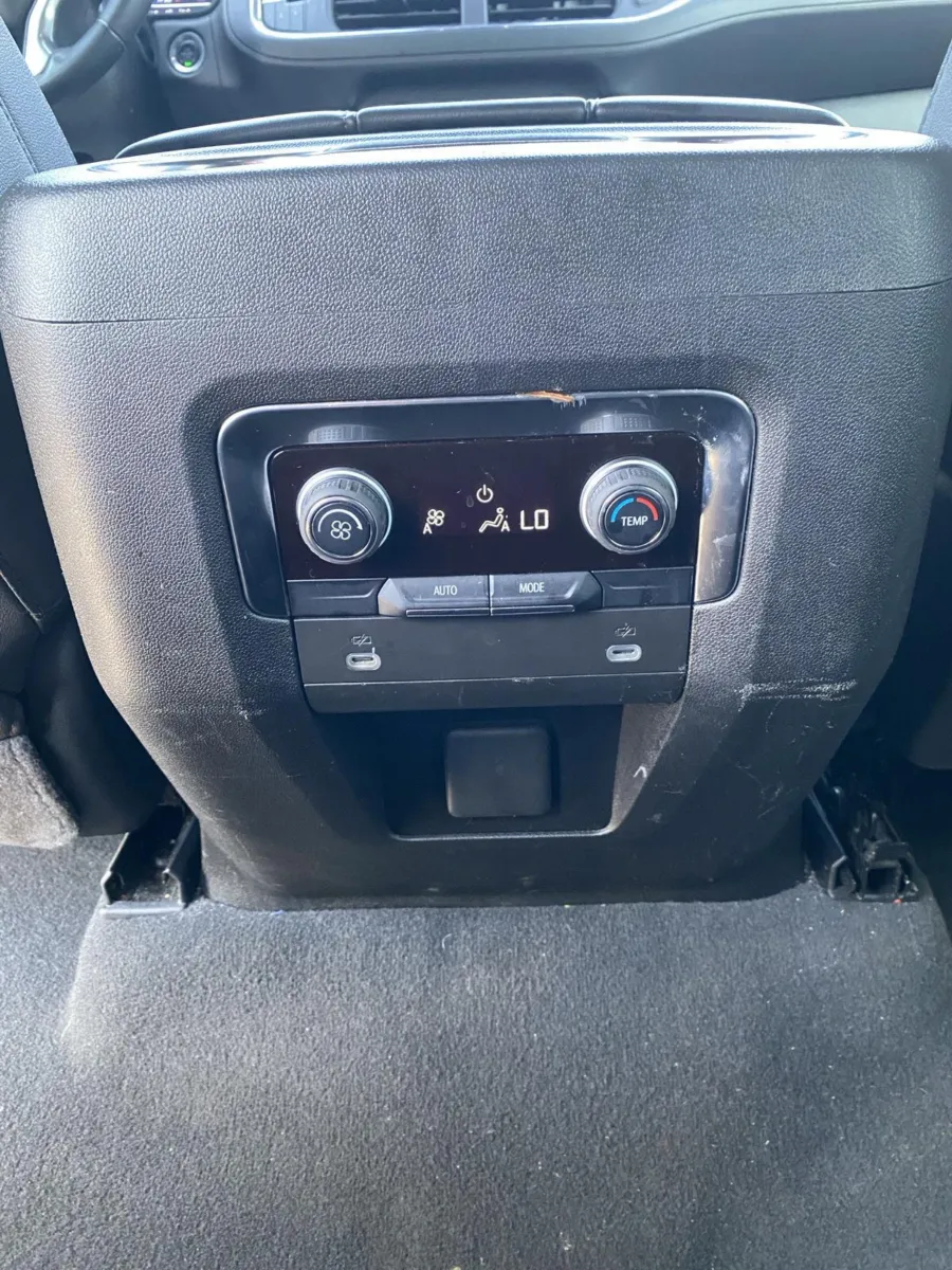 Chevrolet Suburban photo 18
