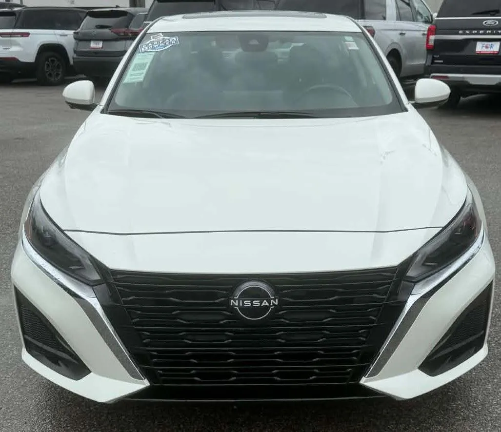 Nissan Altima photo 3