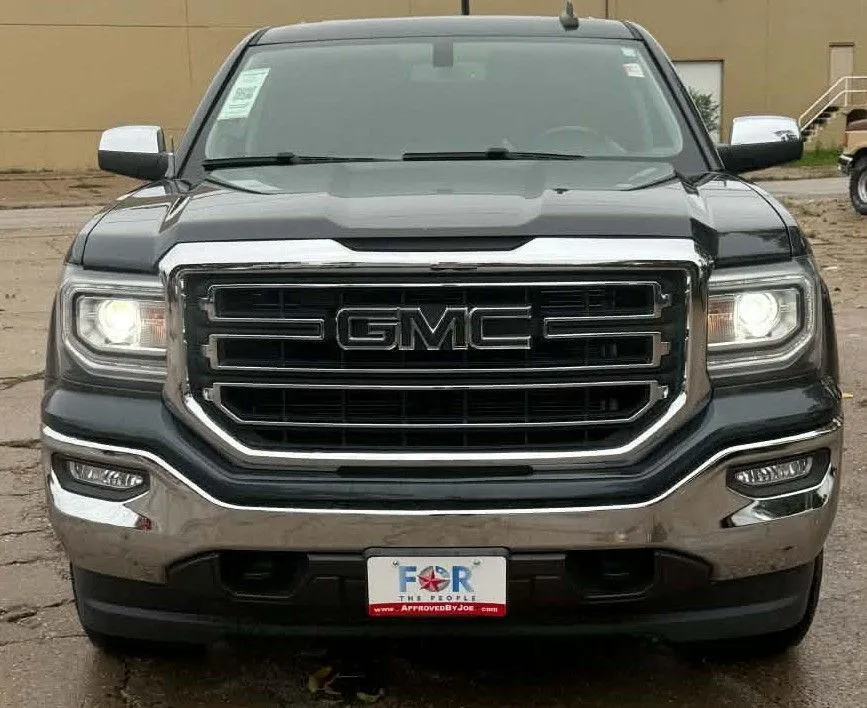 GMC Sierra photo 2