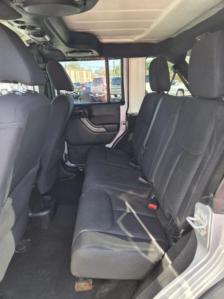 Jeep Wrangler photo 16