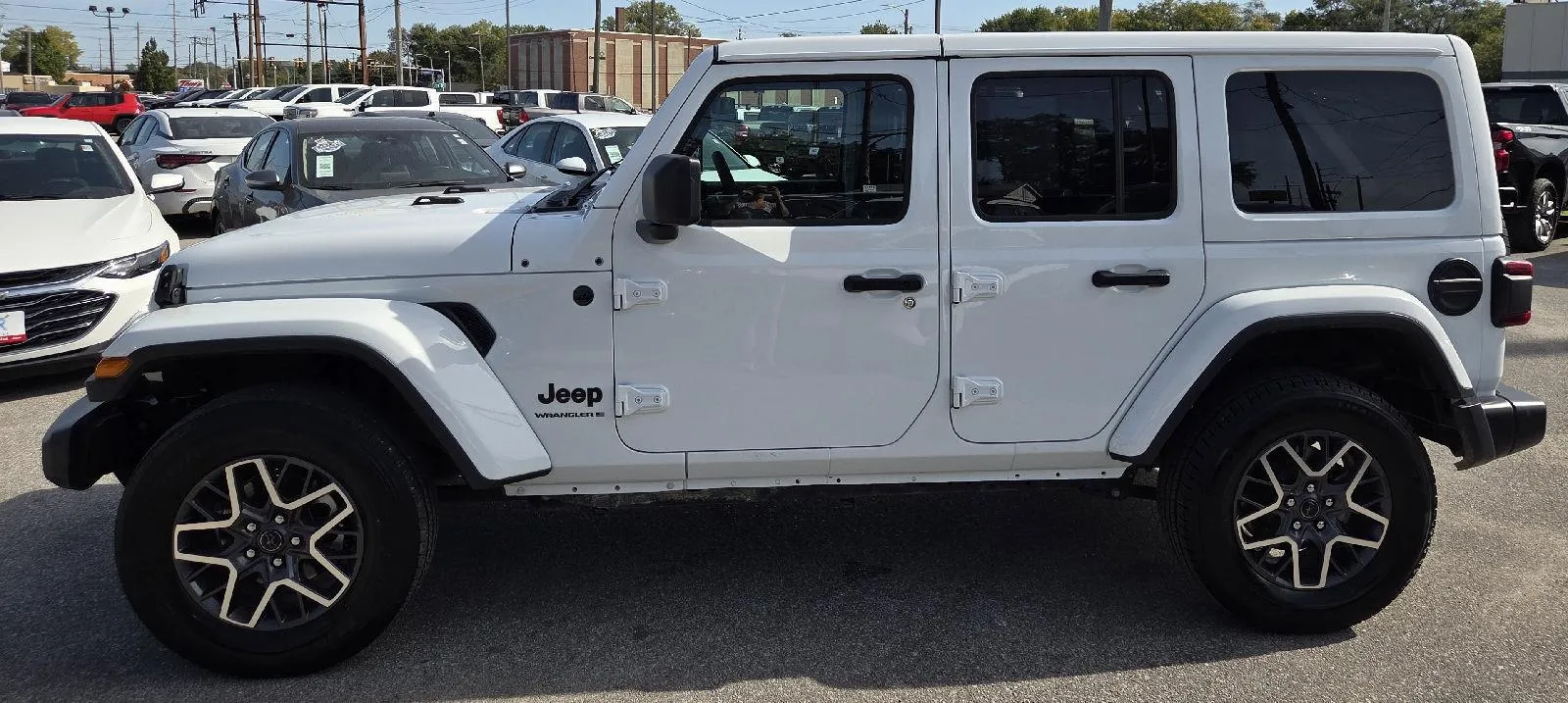 2025 Jeep Wrangler Sahara photo 5