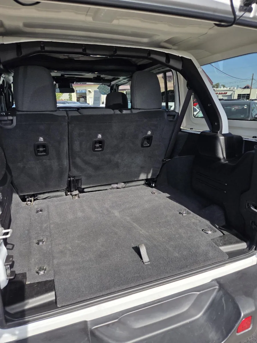 2025 Jeep Wrangler Sahara photo 11