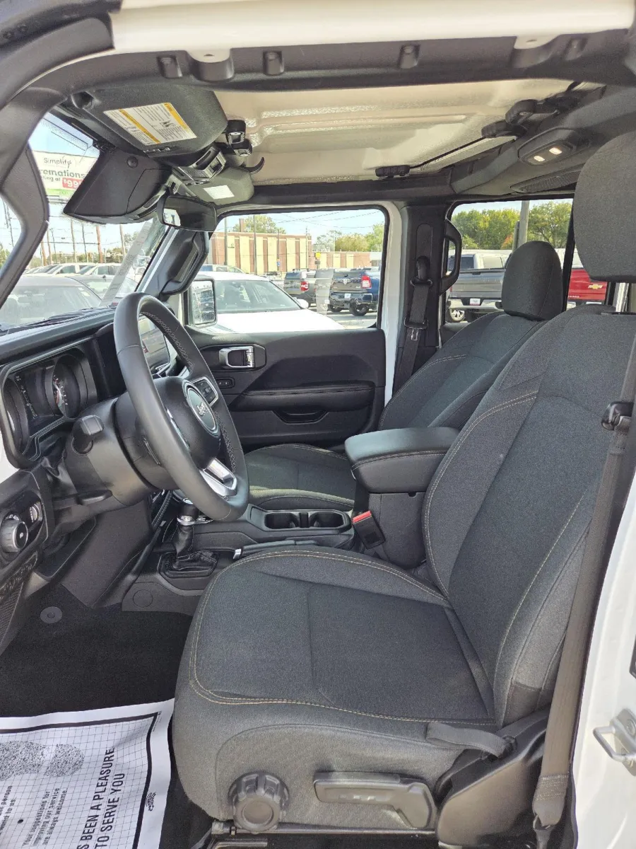 2025 Jeep Wrangler Sahara photo 14