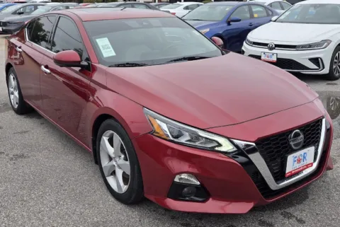 Photos of 2019 Nissan Altima 2.0 Platinum for sale in Des Moines, IA at Capital City Motor Company