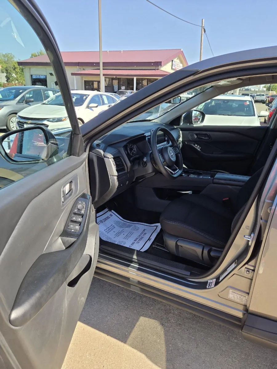 2024 Nissan Rogue S photo 12