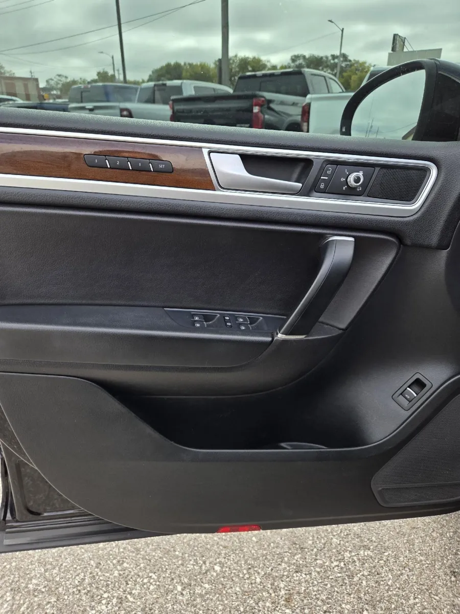2016 Volkswagen Touareg Lux photo 14