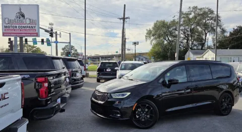 Black 2025 Chrysler Pacifica Limited for sale in Des Moines, IA