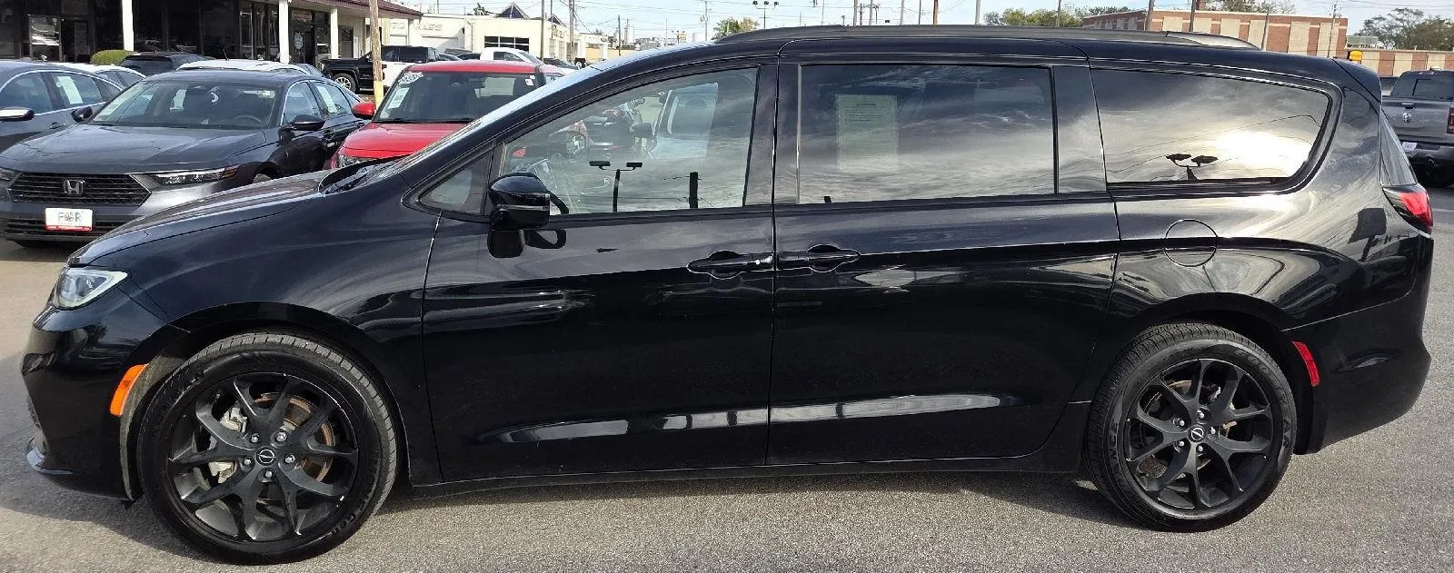 2025 Chrysler Pacifica Limited photo 5