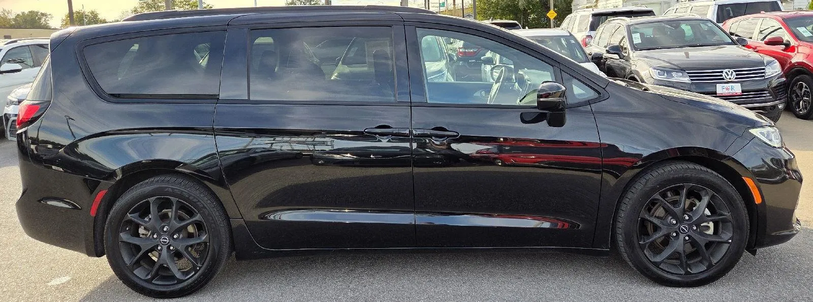 2025 Chrysler Pacifica Limited photo 6