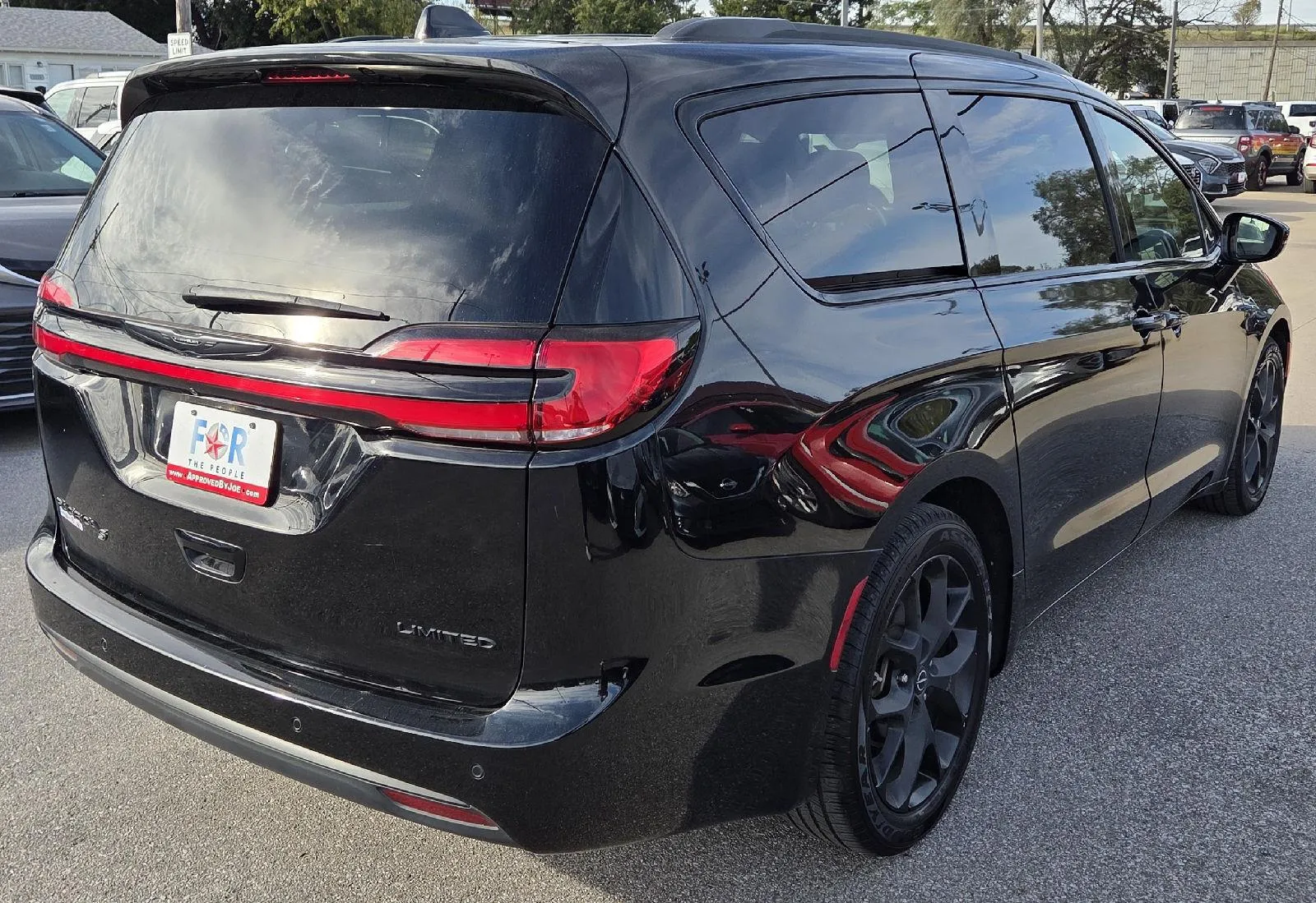 2025 Chrysler Pacifica Limited photo 7