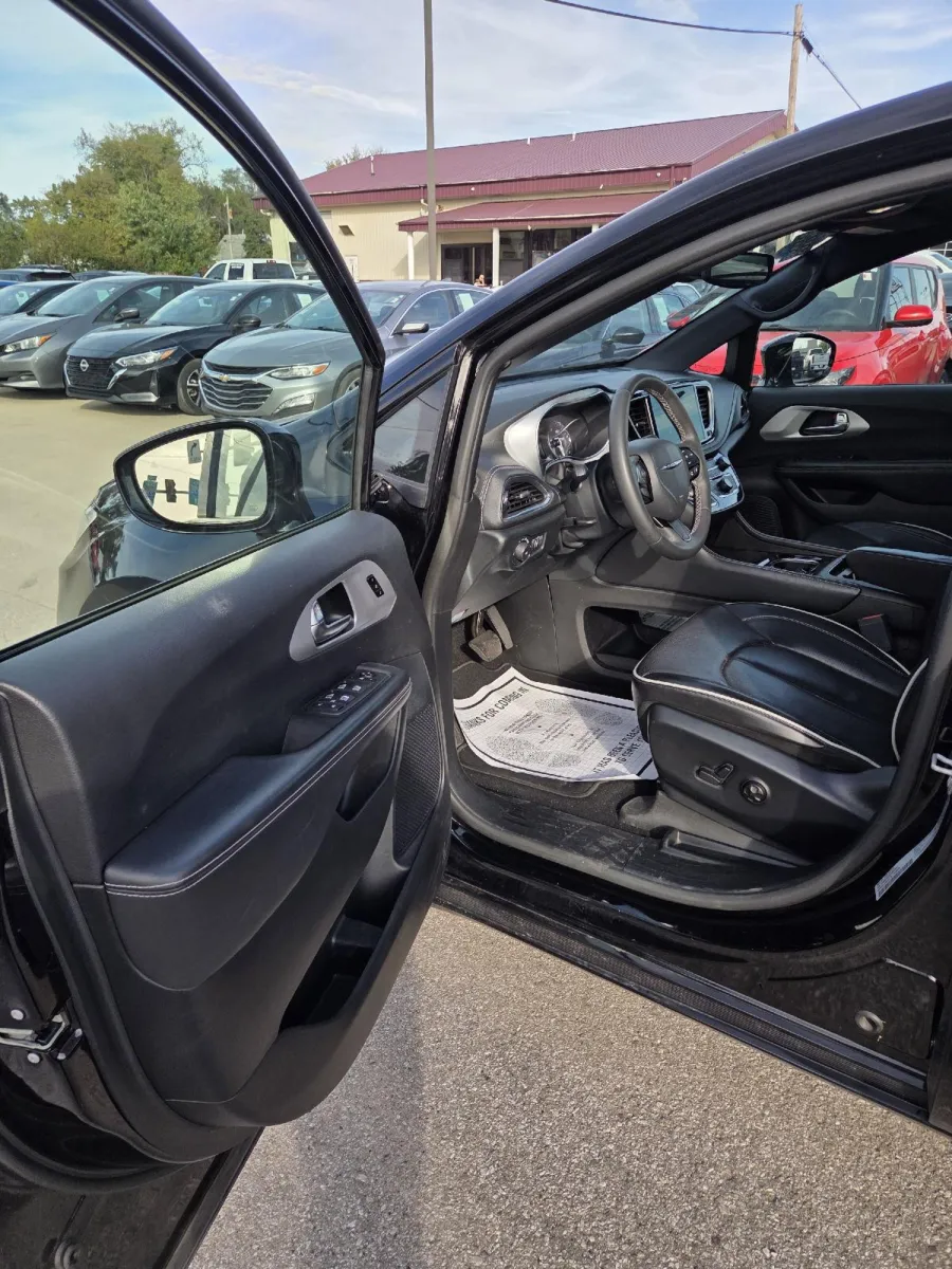 2025 Chrysler Pacifica Limited photo 13