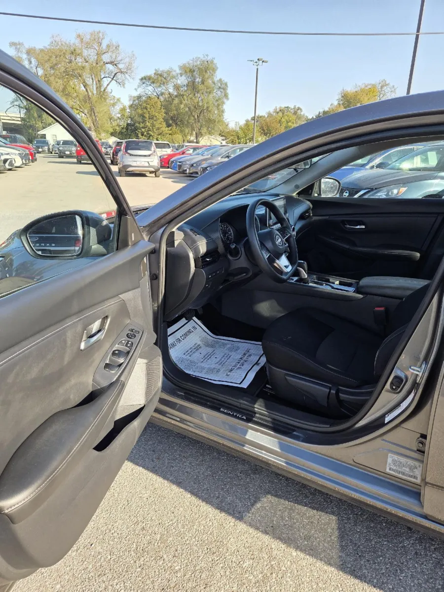 2025 Nissan Sentra SV photo 12